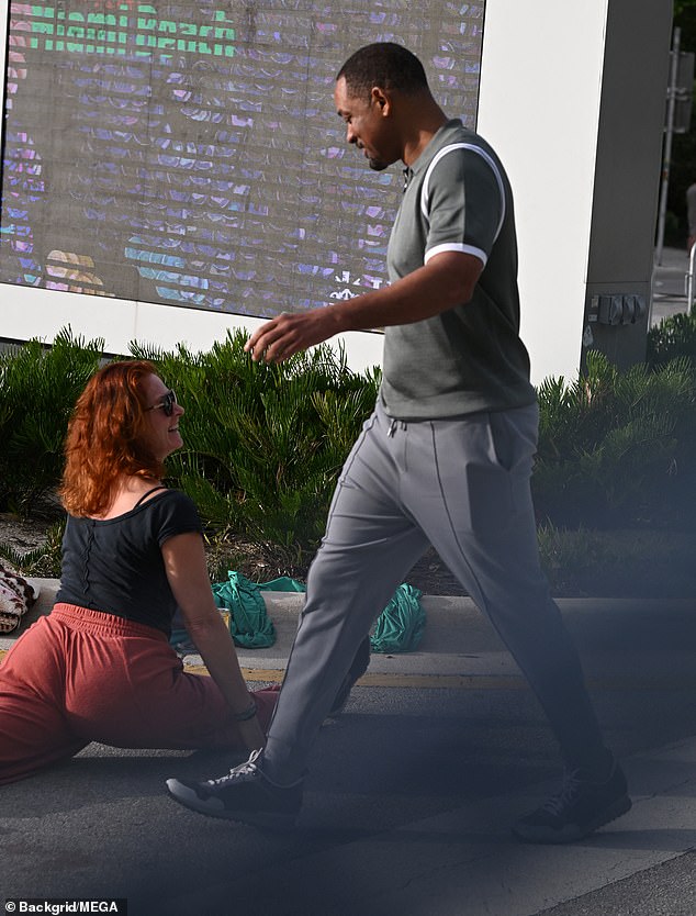 Уилл увидел женщину, садящуюся на шпагат на тротуаре.
