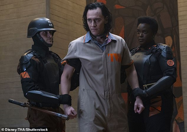 Британский актер Том (в центре) обрел всемирную известность как Локи во вселенной Marvel.