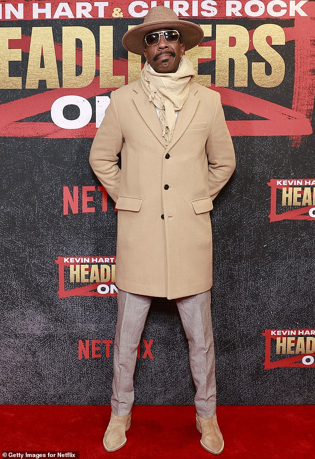 Джей Би Смув во время показа был одет в бежевое пальто, а также почти такой же шарф и пару туфель.
