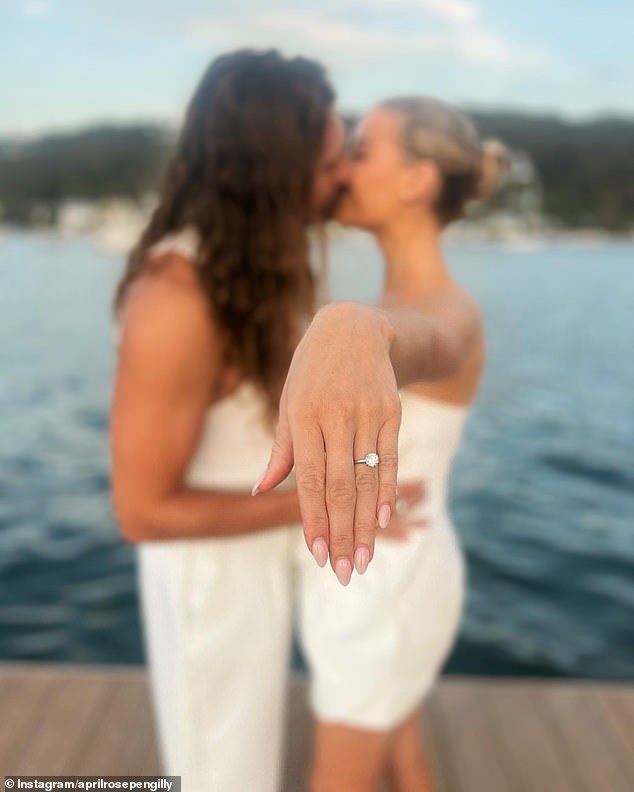 Звезда «Соседей» сделала это заявление в Instagram в субботу, позируя рядом со своей возлюбленной и демонстрируя свое гигантское кольцо с бриллиантом.