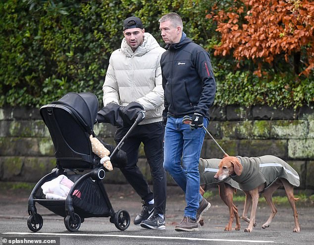 Боксер наслаждался прогулкой со Стивеном, двумя своими собаками и дочкой, которая сидела в коляске после возвращения из пьянки на Ближнем Востоке.