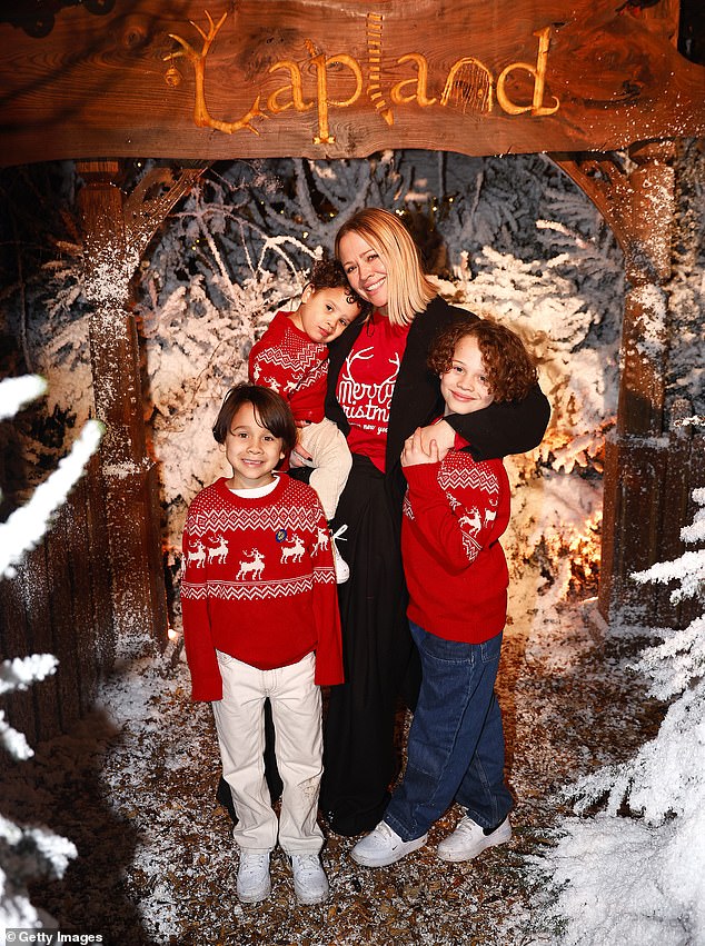 Кимберли Уолш также была в праздничном настроении в субботу, когда она прибыла на мероприятие со своими детьми Коулом, Нейтом и Бобби в одинаковых рождественских свитерах.