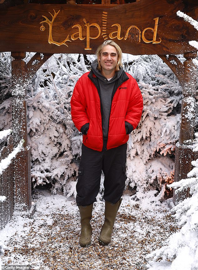 Чарли Симпсон также оделся потеплее для предстоящего веселого дня, надев ярко-красный пуховик и резиновые сапоги.