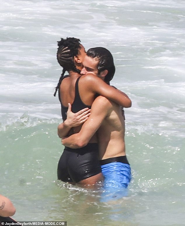 В пятницу 23-летняя американская поп-звезда почти подтвердила свой роман с 22-летним Эдди, когда пара была замечена упаковывающей вещи в КПК на пляже Бронте в Сиднее.