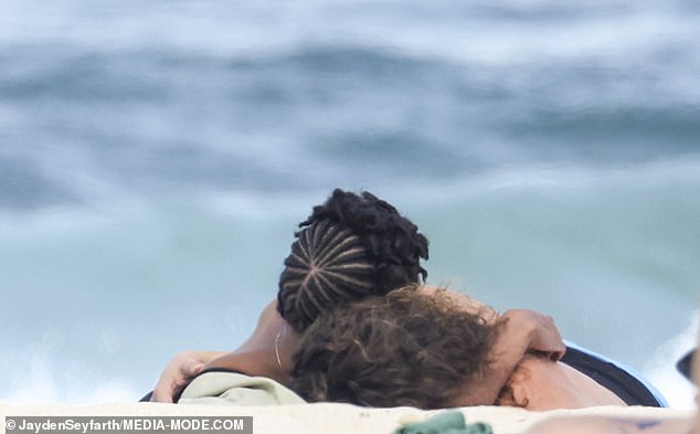 Пара не могла оторваться друг от друга, поскольку было замечено, как они нежно обнимали друг друга, лежа на пляже.