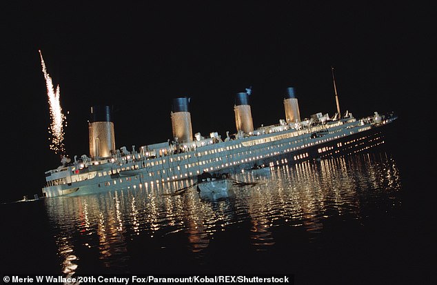 «Если бы студия добилась своего, они бы вырезали весь корабль, затонувший», — сказал Кэмерон;  еще из Титаника