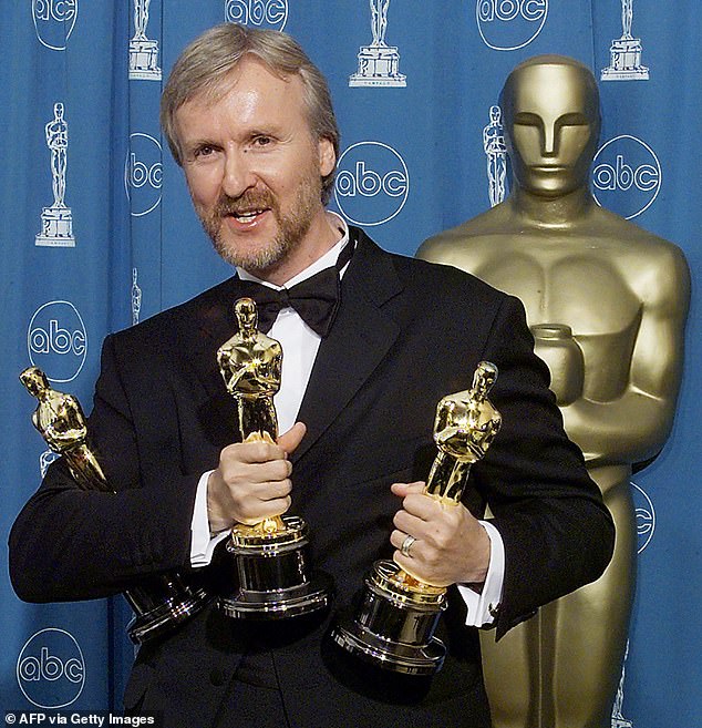 «Титаник» получил 11 «Оскаров» на церемонии вручения премии «Оскар» 1998 года, в том числе за лучшую режиссуру за роль Кэмерона.
