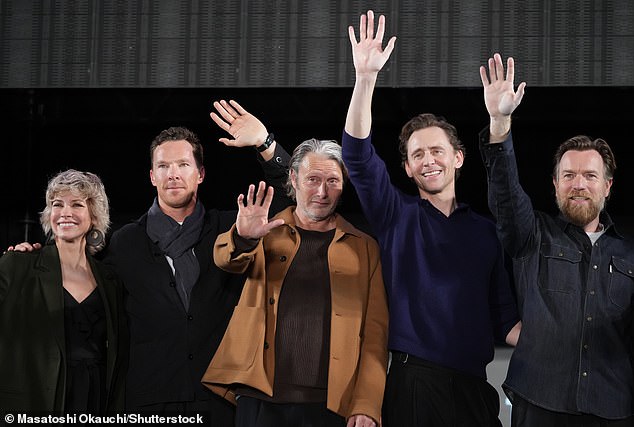 Актер «Звездных войн» вышел на сцену вместе со множеством звезд Marvel, в том числе (слева) Эванджелин Лилли, Бенедиктом Камбербэтчем, Мэдсом Миккельсеном и Томом Хиддлстоном (на фото).