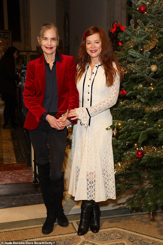 На звездном мероприятии также присутствовала голливудская сенсация Элизабет Макговерн (слева), которая позировала вместе с британской актрисой Анной Фрил (справа).