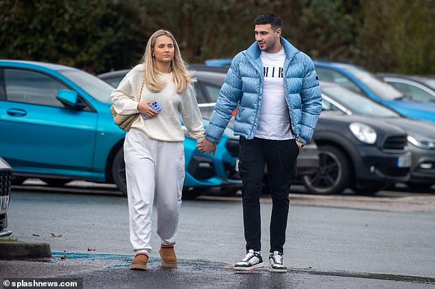 В заключительные моменты своего последнего видео на YouTube бывшая звезда ITV2 расчувствовалась и призналась, что «мысленно или эмоционально» она не в том месте, где можно снимать.