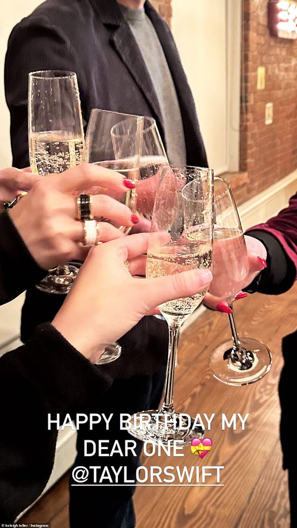 Кили также зашла в свою историю в Instagram, чтобы поделиться фотографией себя, Теллера, Лайвли и Свифт, звенящих бокалами с шампанским.