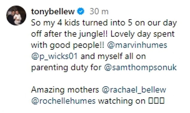 Сияя вместе со своими детьми, Тони нес на плечах смайлик Сэма и подписал фотографию: «Итак, мои четверо детей превратились в пятерых в наш выходной после джунглей!»