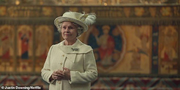 Шестая часть второй части «Короны» вышла на Netflix в четверг, 14 декабря, завершив шоу о британской королевской семье (на фото: Имельда Стонтон в роли королевы).
