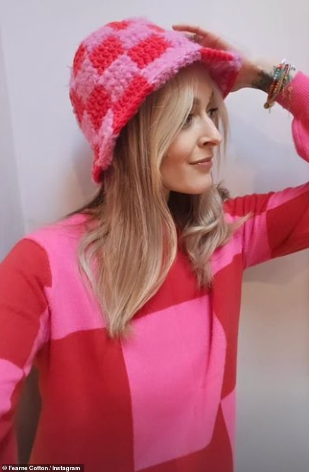 42-летняя легенда радиовещания выглядела просто сенсационно в шикарной розово-красной шляпе-ведре, которую, как она рассказала, связала вручную ее подруга Амелия, а также дополнительный джемпер, который идеально дополнял образ.