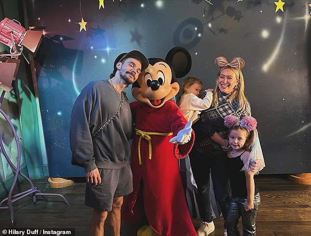Актриса, ее муж и дочери Бэнкс, пять лет, и Мэй, 2 года, посетили Диснейленд в начале этой недели.