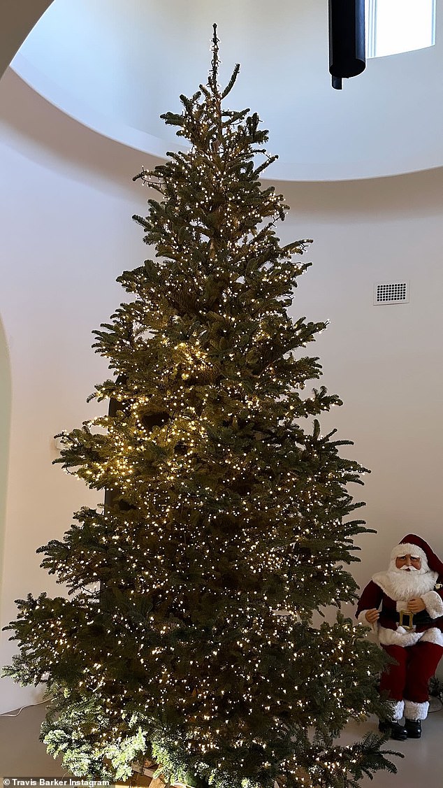 Празднично: на выходных Кардашьян также поделилась снимком своей красиво украшенной рождественской елки.