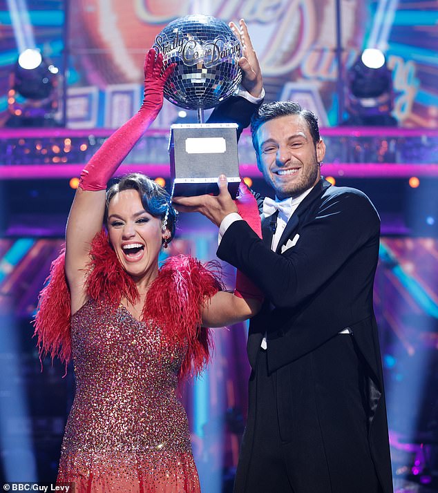 Несмотря на заминку, Элли и Вито были названы победителями этого года после блестящего живого финала.