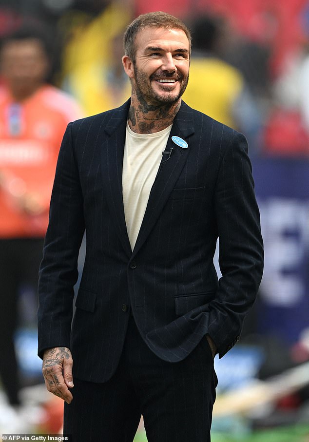 Дэвид носил гораздо более полный барнет, когда присутствовал на полуфинальном матче чемпионата мира по крикету среди мужчин в Мумбаи в ноябре.