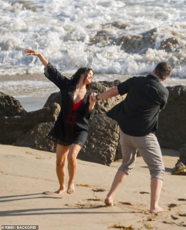 Актриса, которая играет Бэйли Нун, и ее партнер по фильму Натан сняли множество интимных сцен на великолепном пляже.