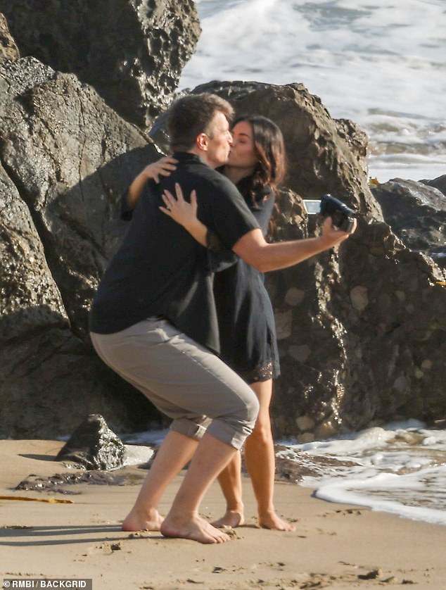 Они продемонстрировали свою любовь, прогуливаясь рука об руку по пляжу и даже поцеловавшись.