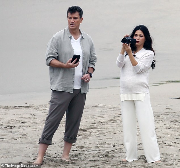Ранее в тот же день Дженна сияла во всем белом, когда она и ее партнерша играли свои роли на пляже.