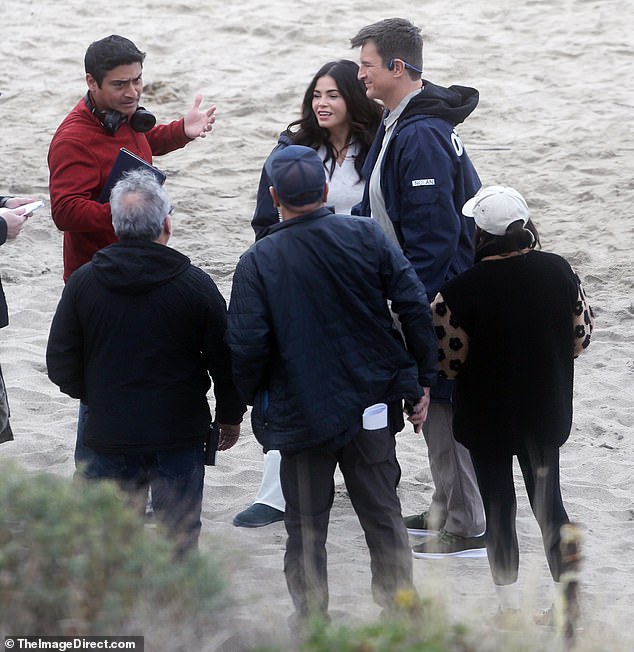 Во время разговора с режиссером Нэйтан и Дженна для тепла надели толстые синие куртки.