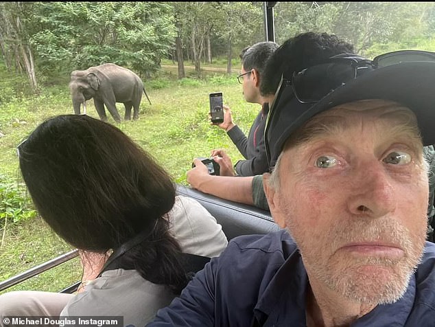Путешествуя по разнообразной сельской местности, пара отправилась на сафари на слонах.  Звезда «Рокового влечения» поделилась селфи из автобуса, на котором лукаво смотрит в камеру, пока Кэтрин фотографирует толстокожих.