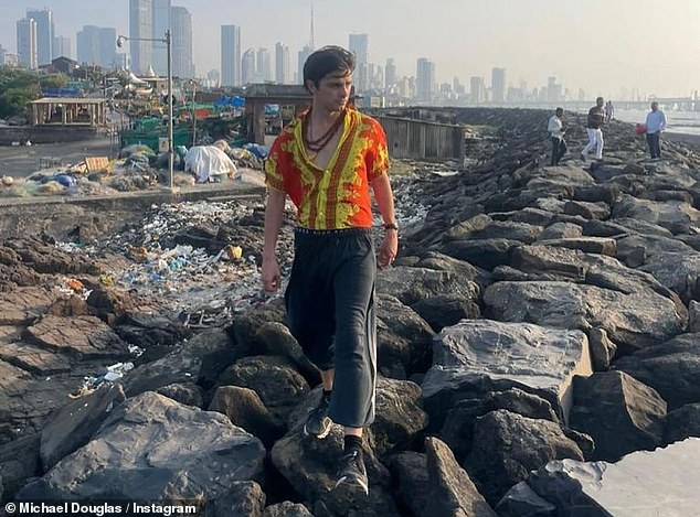 С ними путешествовал 23-летний сын пары Дилан.  «Мой мальчик в Мумбаи», — написал Майкл рядом с фотографией молодого актера.