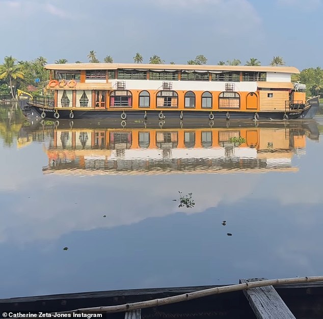 Во вторник звезда Queen America поделилась в Instagram коротким видеоклипом, на котором баржа мирно плывет по реке.  «Присоединяйтесь ко мне, пока я сижу спокойно и наблюдаю за собой», — написала она.