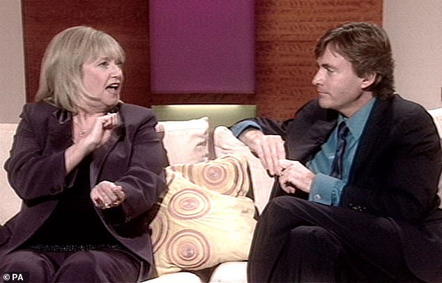 Телевизионная пара вместе представляла «Это утро» с 1988 по 2001 год, прежде чем они стали вести собственное ежедневное ток-шоу «Ричард и Джуди» до 2009 года (на фото 2001 года).