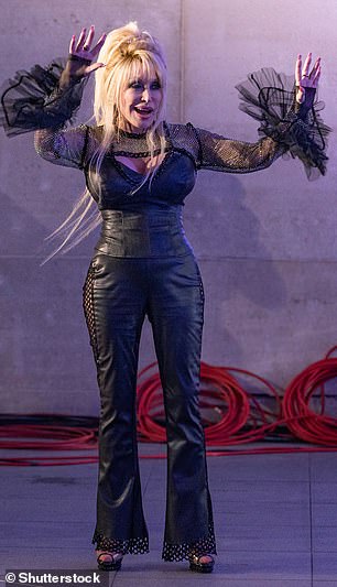Джессика изобразила Долли Партон в фигуре, обнимающей наряд с кисточками (на фото Долли в июне 2023 года).