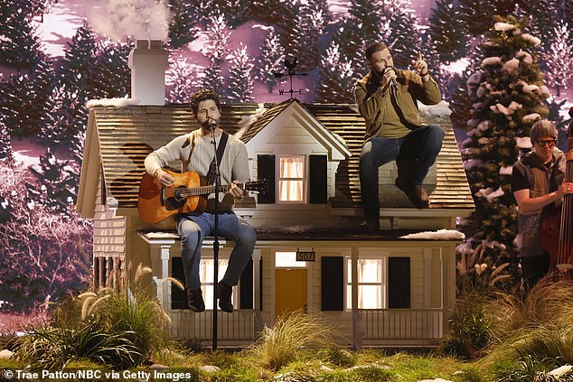 Будущие тренеры Дэн+Шей пели Bigger Houses, сидя в маленьком домике на сцене.