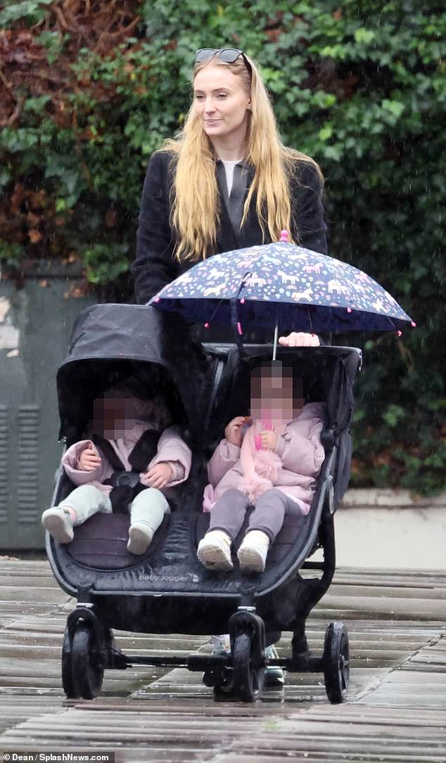 Во вторник Софи видели на прогулке со своими двумя дочерьми Виллой и Дельфиной в столице Англии.