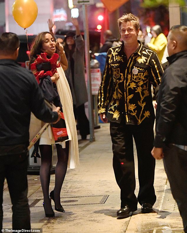 Оскароносный актер, которому в понедельник, 18 декабря, исполнилось 60 лет, привлек внимание в блестящей золотисто-черной рубашке с ярким узором в сочетании с костюмными брюками, когда он гулял с Инес на вечеринке по случаю своего дня рождения.