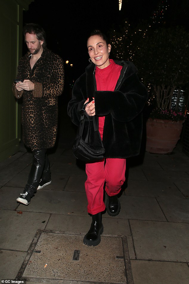 Шведская актриса Нуми Рапас носила красный ансамбль в сочетании с черной курткой и массивными ботинками.