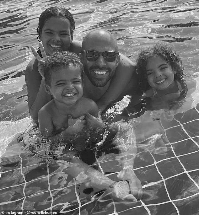 Ведущая поделилась черно-белым фото Марвина с детьми в бассейне.  Алайя-Май обняла Марвина и показала знак мира.