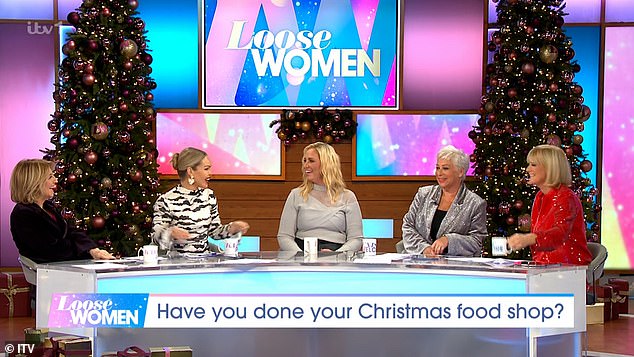 Во время обсуждения дневного шоу ITV о рождественском продуктовом магазине Кэти Пайпер (вторая слева) рассказала, что каждое Рождество встает в 6 утра, чтобы приступить к приготовлению пищи.