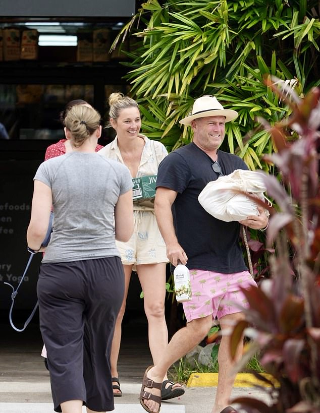 Карл, который находится в Квинсленде с женой Жасмин Ярбро (на фото в центре), 39 лет, и их дочерьми Харпер и Авой, выглядел расслабленным, когда вышел из местного продуктового магазина.