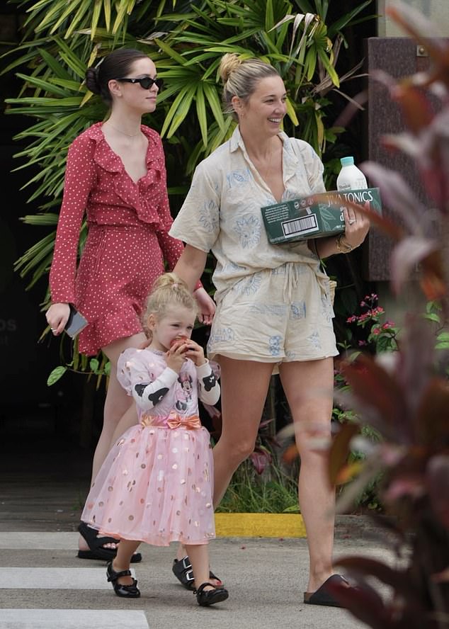 В то время как трехлетняя дочь Карла и Жасмин Харпер (на фото в центре) выглядела очаровательно в розовом платье принцессы, когда ее мило провожали до машины мать и сводная сестра.