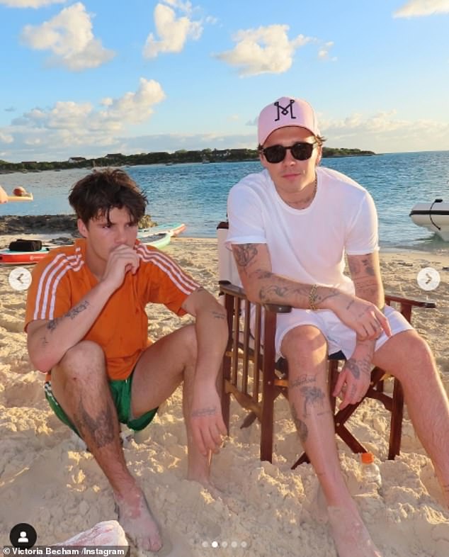 Бруклин и его брат Круз сидели на песке.