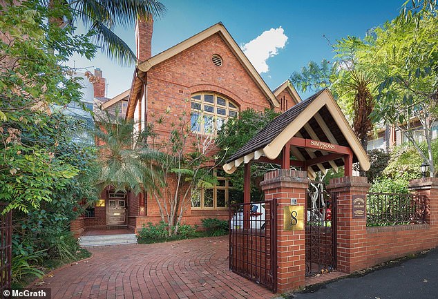 В 2020 году Эмбер купила исторический особняк в Поттс-Пойнт в центре Сиднея, чтобы превратить его в частную резиденцию.