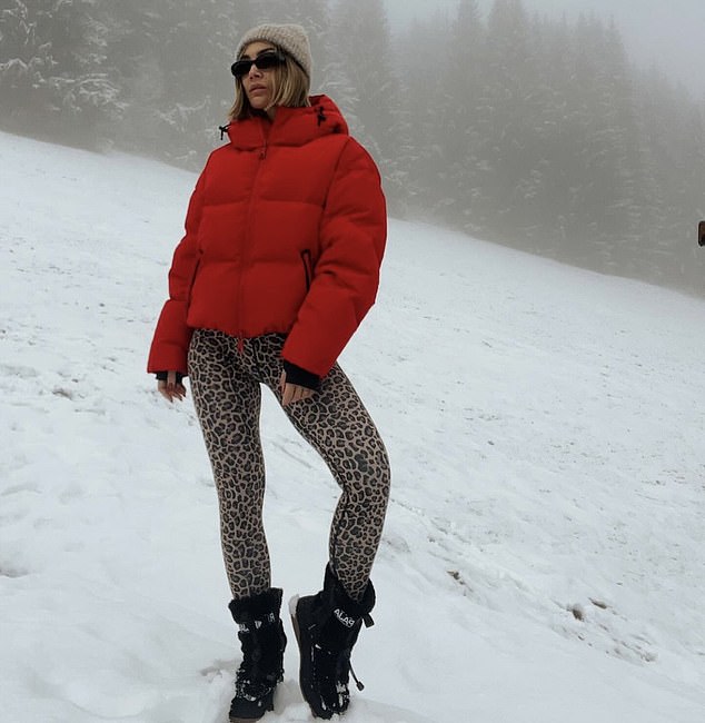 Фрэнки также поделилась фотографиями из поездки в среду, и на одном из них она одета в тот же комбинезон с леопардовым принтом, но с красной стеганой курткой.