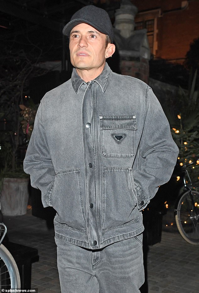 В возрасте 46 лет актер доказал, что был с детьми в серой джинсовой куртке Prada за 1850 фунтов стерлингов и джинсах в тон.