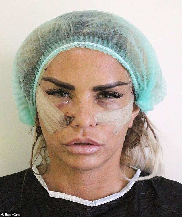 Фанатик хирургии Кэти ранее призналась, что, по ее мнению, ее бесчисленные косметические процедуры сделали ее похожей на «уродца» и «инопланетянина» (на фото в 2019 году).