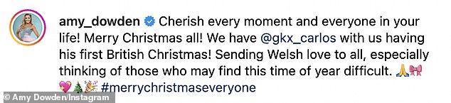 Свой пост она подписала: «Цените каждый момент и всех в своей жизни!»  Всем счастливого Рождества!  «С нами @gkx_carlos, который отмечает свое первое британское Рождество!»