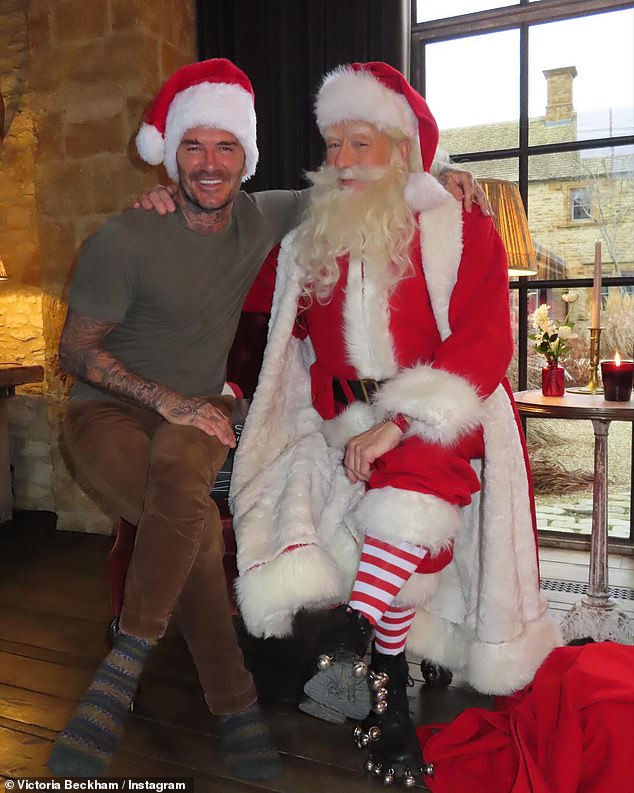 Дэвид Бекхэм погрузился в праздничную атмосферу в воскресенье, когда позировал с Санта-Клаусом после посещения их обширного загородного особняка.