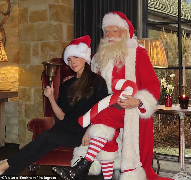На отдельной фотографии Виктория сидела рядом с Сантой и звонила в рождественский колокольчик, пока он проводил день у семейной пары в Чиппинг-Нортоне.