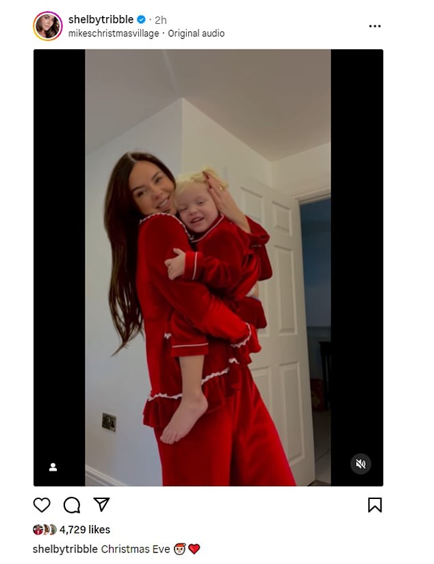 Шелби Триббл и ее сын Абель в канун Рождества надели одинаковые красные пижамы.