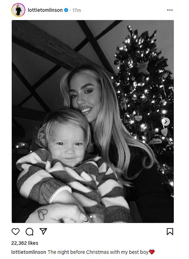 Лотти Томлинсон также провела вечер со своим маленьким мальчиком Лаки перед Рождеством.