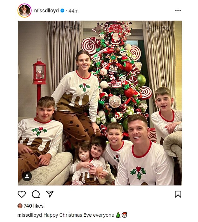 Даниэль Ллойд поделилась милым снимком, позирующим со своей семьей перед елкой.